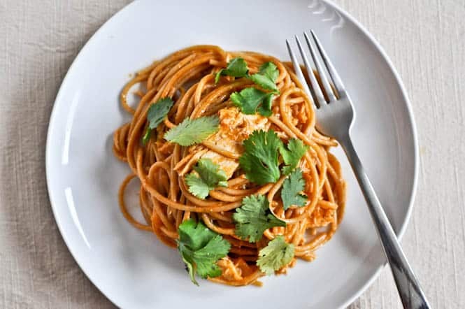 Chicken Enchilada Spaghetti I howsweeteats.com Chicken Enchilada Spaghetti I howsweeteats.com