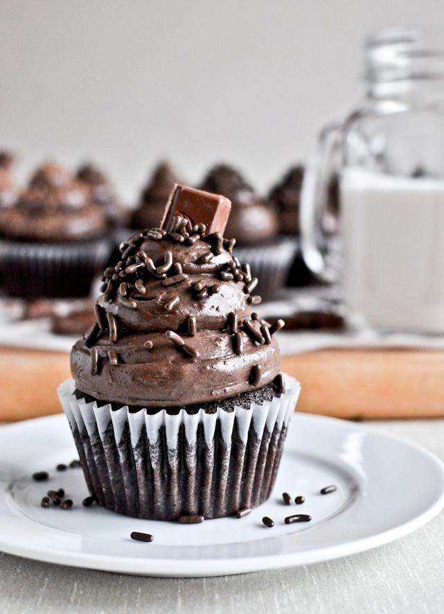 Chocolate Lover's Cupcakes I howsweeteats.com Chocolate Lover's Cupcakes I howsweeteats.com