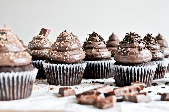 Chocolate Lover's Cupcakes I howsweeteats.com Chocolate Lover's Cupcakes I howsweeteats.com