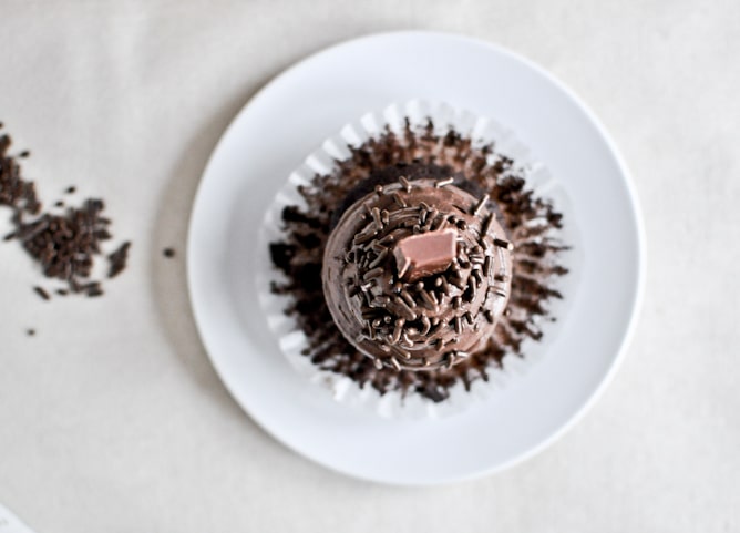 Chocolate Lover's Cupcakes I howsweeteats.com Chocolate Lover's Cupcakes I howsweeteats.com