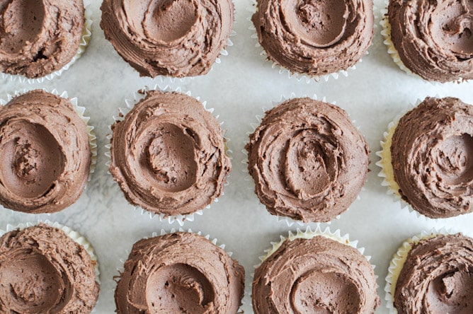 Sugared Toasted Almond Cupcakes with Chocolate Frosting I howsweeteats.com Sugared Toasted Almond Cupcakes with Chocolate Frosting I howsweeteats.com