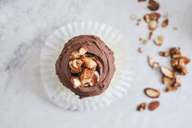 Sugared Toasted Almond Cupcakes with Chocolate Frosting I howsweeteats.com Sugared Toasted Almond Cupcakes with Chocolate Frosting I howsweeteats.com
