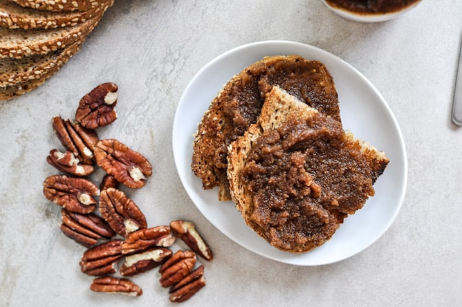 Roasted Pecan Pumpkin Butter I howsweeteats.com Roasted Pecan Pumpkin Butter I howsweeteats.com