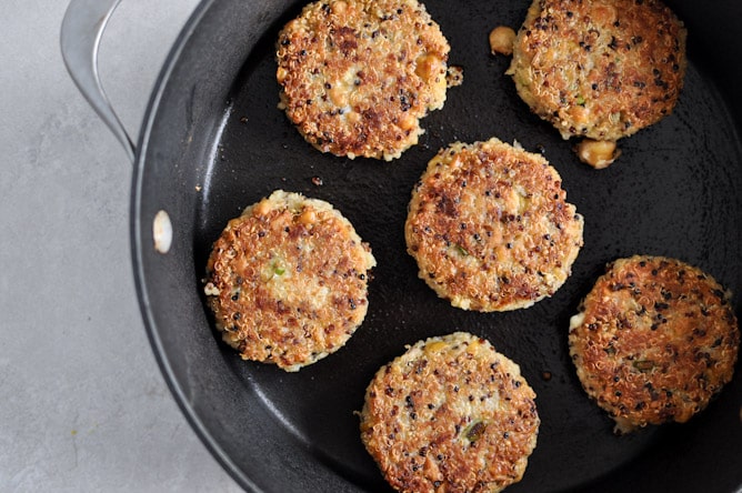Crispy Quinoa Sliders I howsweeteats.com Crispy Quinoa Sliders I howsweeteats.com