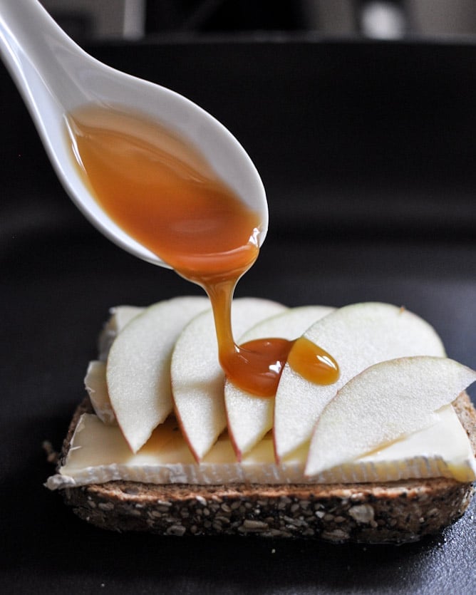 Caramel Apple Grilled Cheese I howsweeteats.com Caramel Apple Grilled Cheese I howsweeteats.com