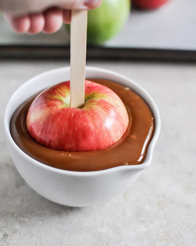 Vanilla Bourbon Caramel Apples I howsweeteats.com Vanilla Bourbon Caramel Apples I howsweeteats.com