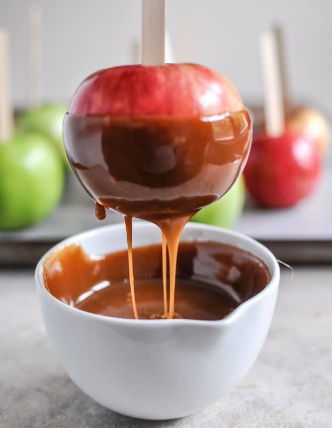Vanilla Bourbon Caramel Apples I howsweeteats.com Vanilla Bourbon Caramel Apples I howsweeteats.com