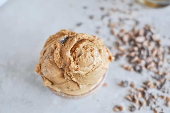 Burnt Caramel Bourbon Ice Cream with Milk Chocolate Toffee I howsweeteats.com Burnt Caramel Bourbon Ice Cream with Milk Chocolate Toffee I howsweeteats.com