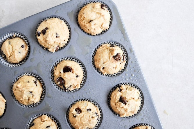 Mini Whole Wheat Chocolate Chip Muffins I howsweeteats.com Mini Whole Wheat Chocolate Chip Muffins I howsweeteats.com