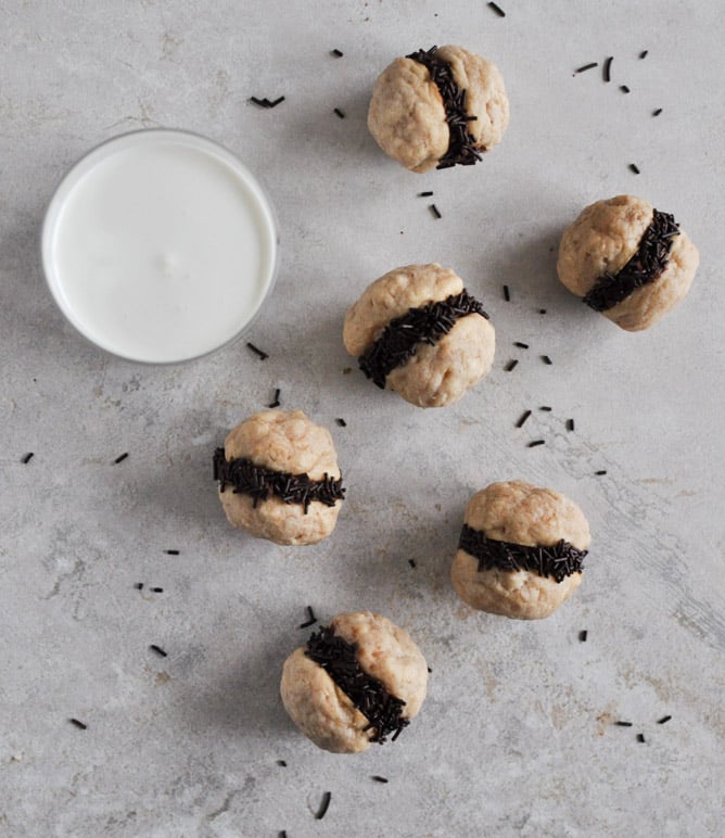 Fat Little Peanut Butter Oatmeal Cookie Sandwiches with Chocolate Ganache I howsweetetas.com Fat Little Peanut Butter Oatmeal Cookie Sandwiches with Chocolate Ganache I howsweetetas.com