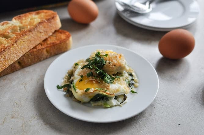 Fontina and Spinach Baked Eggs with Garlic Brown Butter Breadcrumbs I howsweeteats.com Fontina and Spinach Baked Eggs with Garlic Brown Butter Breadcrumbs I howsweeteats.com