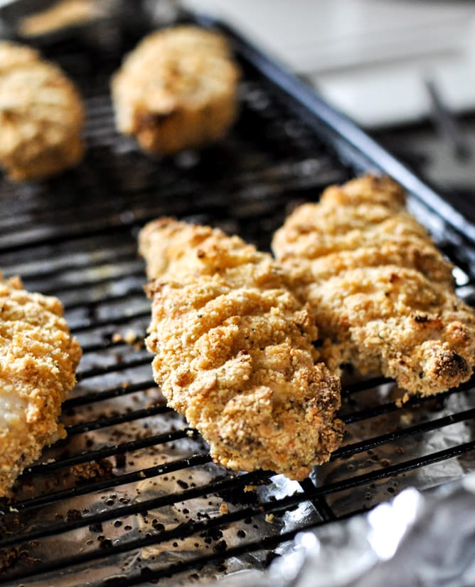Buttermilk Almond Crusted Chicken Fingers I howsweeteats.com Buttermilk Almond Crusted Chicken Fingers I howsweeteats.com