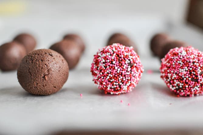 Cabernet Chocolate Truffles I howsweeteats.com Cabernet Chocolate Truffles I howsweeteats.com