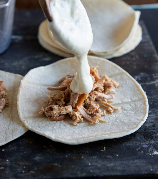 Smoky Roasted Chicken Tacos with Spicy Goat Cheese Queso I howsweeteats.com Smoky Roasted Chicken Tacos with Spicy Goat Cheese Queso I howsweeteats.com