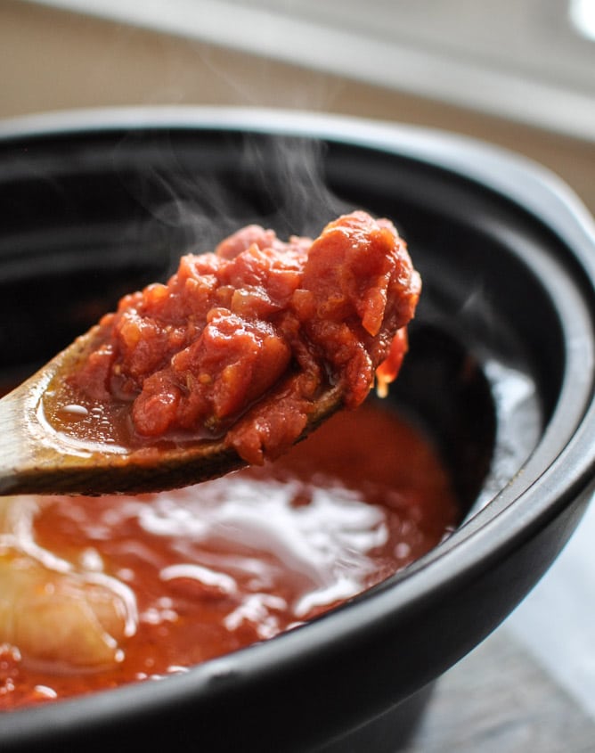 Favorite Simple Crockpot Tomato Sauce I howsweeteats.com Favorite Simple Crockpot Tomato Sauce I howsweeteats.com