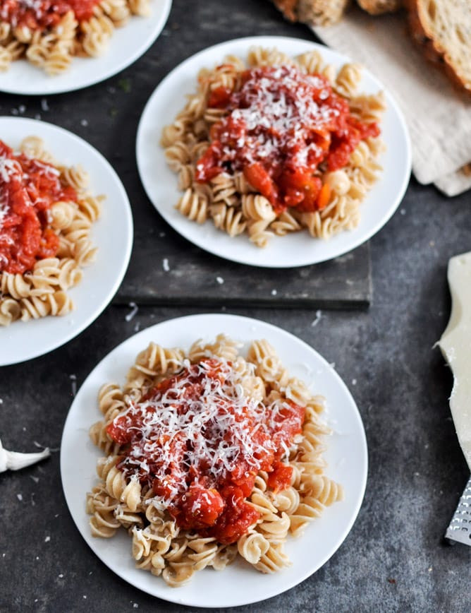 Favorite Simple Crockpot Tomato Sauce I howsweeteats.com Favorite Simple Crockpot Tomato Sauce I howsweeteats.com