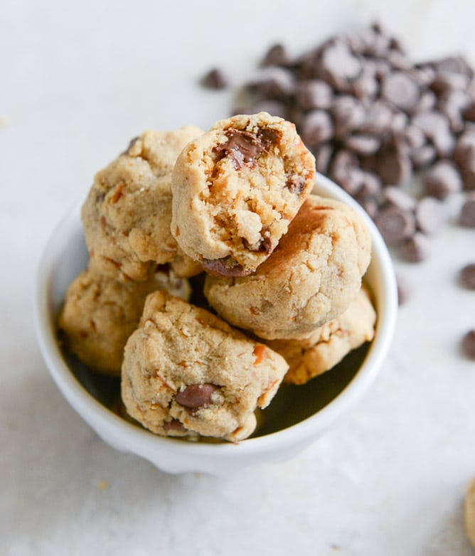 Peanut Butter Pretzel Chocolate Chip Cookie Bites I howsweeteats.com Peanut Butter Pretzel Chocolate Chip Cookie Bites I howsweeteats.com