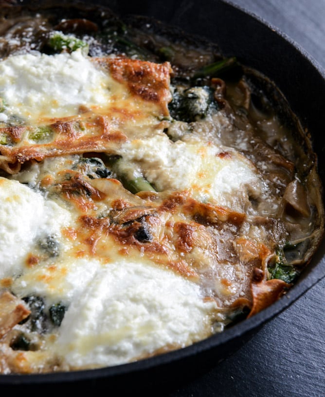Springtime Veggie Skillet Lasagna I howsweeteats.com Springtime Veggie Skillet Lasagna I howsweeteats.com