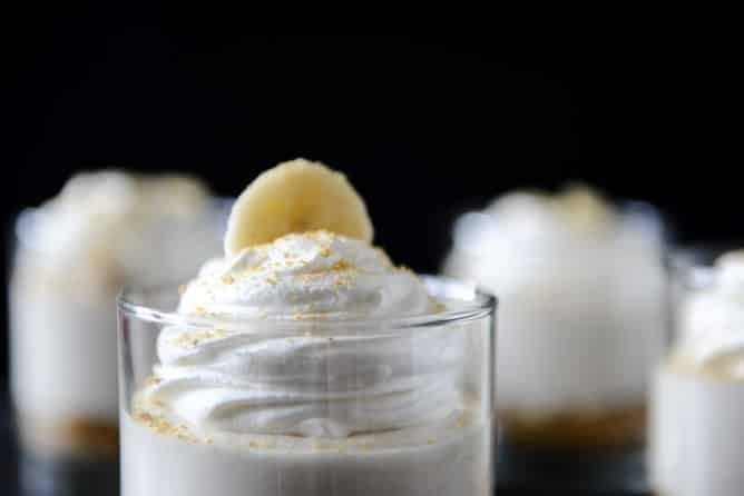 No-Bake Banana Cream Cheesecakes I howsweeteats.com No-Bake Banana Cream Cheesecakes I howsweeteats.com