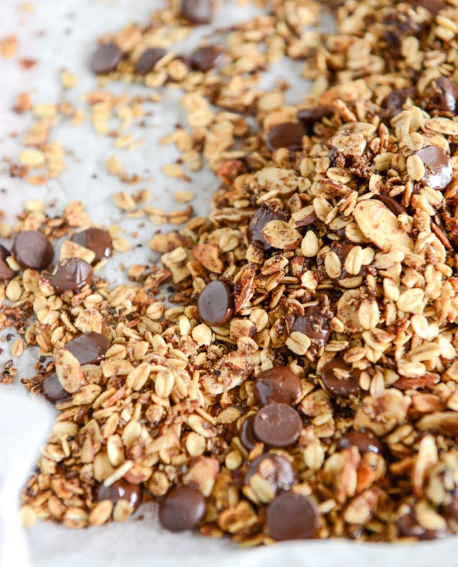 Crunchy Quinoa, Toasted Almond and Dark Chocolate Brown Butter Granola I howsweeteats.com Crunchy Quinoa, Toasted Almond and Dark Chocolate Brown Butter Granola I howsweeteats.com