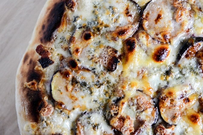 Fresh Fig, Bacon + Blue Cheese Pizza I howsweeteats.com Fresh Fig, Bacon + Blue Cheese Pizza I howsweeteats.com