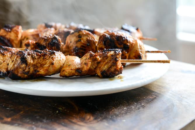 Chipotle Lime Grilled Chicken Skewers with Avocado Ranch I howsweeteats.com Chipotle Lime Grilled Chicken Skewers with Avocado Ranch I howsweeteats.com
