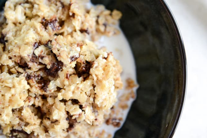 Dark Chocolate Chunk Cheesecake Baked Oatmeal I howsweeteats.com Dark Chocolate Chunk Cheesecake Baked Oatmeal I howsweeteats.com