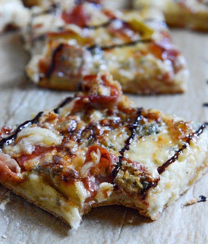 Caramelized Pear, Crispy Prosciutto + Blue Cheese Pizza I howsweeteats.com Caramelized Pear, Crispy Prosciutto + Blue Cheese Pizza I howsweeteats.com