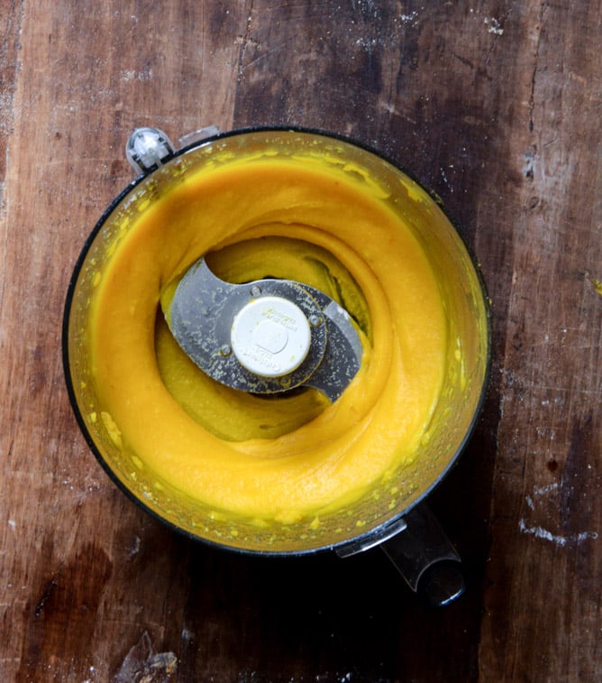 How To Make Homemade Pumpkin Puree I howsweeteats.com How To Make Homemade Pumpkin Puree I howsweeteats.com