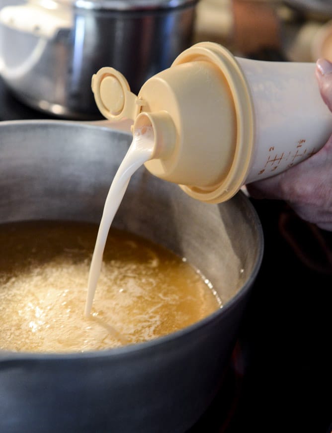 How To Make Gravy - Step by Step I howsweeteats.com How To Make Gravy - Step by Step I howsweeteats.com