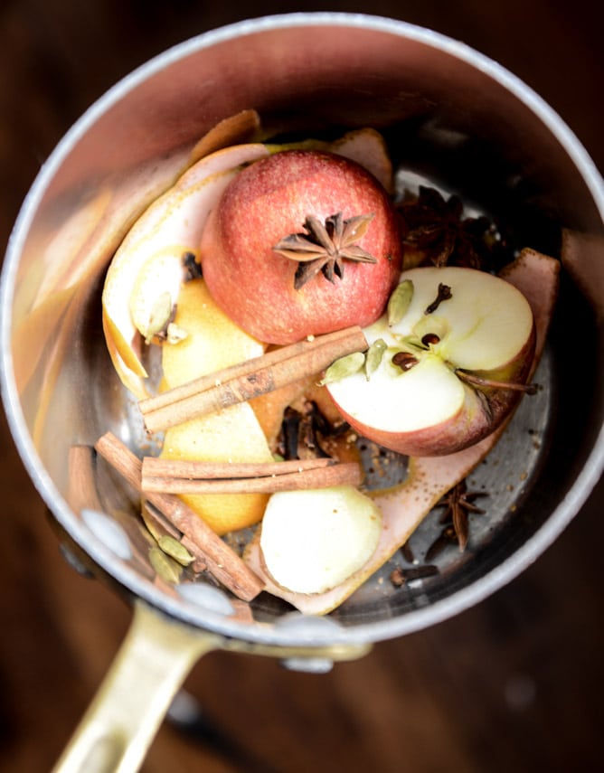 homemade simmering spices - how to make your house smell amazing during the holidays! I howsweeteats.com homemade simmering spices - how to make your house smell amazing during the holidays! I howsweeteats.com