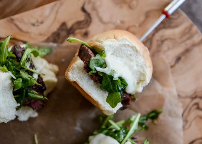 seared filet fondue sliders I howsweeteats.com seared filet fondue sliders I howsweeteats.com