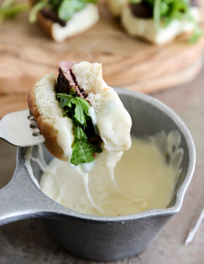 seared filet fondue sliders I howsweeteats.com seared filet fondue sliders I howsweeteats.com