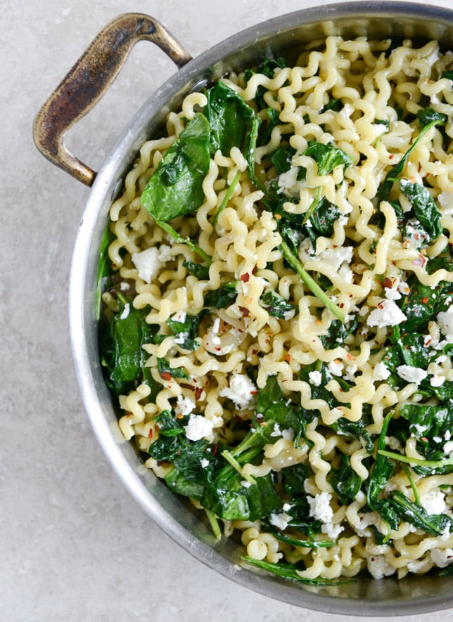 30 Minute Caramelized Shallot, Spinach and Goat Cheese Garlic Butter Pasta I howsweeteats.com 30 Minute Caramelized Shallot, Spinach and Goat Cheese Garlic Butter Pasta I howsweeteats.com