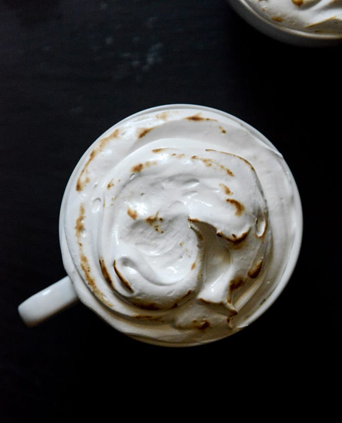 Toasted Marshmallow Cream Hot Chocolate I howsweeteats.com Toasted Marshmallow Cream Hot Chocolate I howsweeteats.com