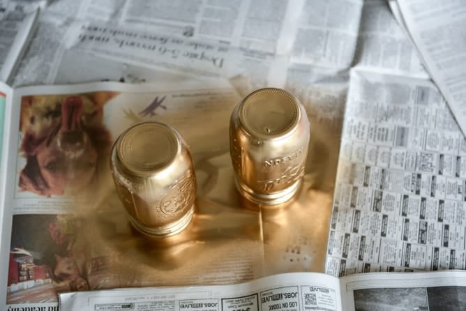 DIY gold metallic mason jars I howsweeteats.com DIY gold metallic mason jars I howsweeteats.com