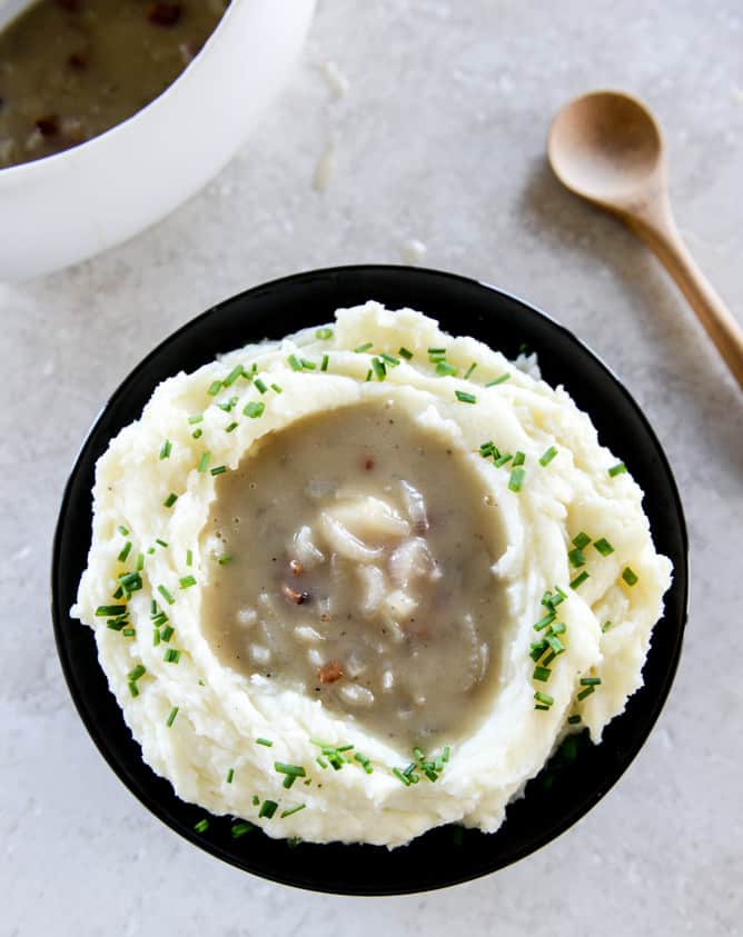 how to make caramelized shallot bacon gravy I howsweeteats.com
