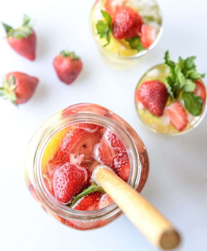 pineapple sangria I howsweeteats.com