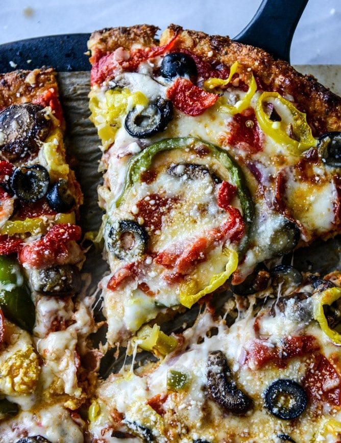 cauliflower crust pizza supreme I howsweeteats.com