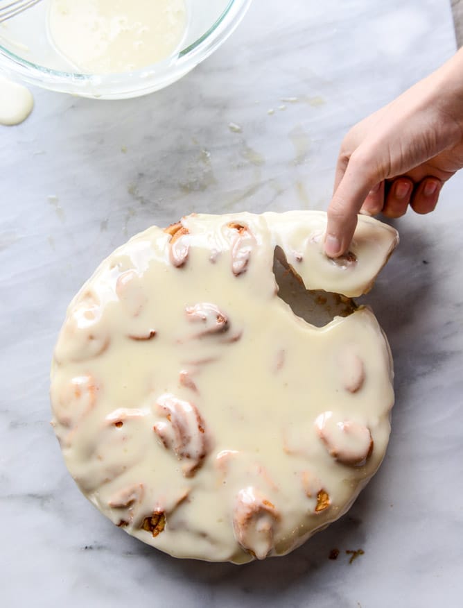 carrot cake cinnamon rolls with mascarpone icing I howsweeteats.com