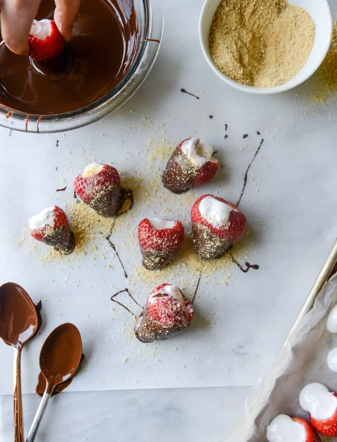 smore's strawberries I howsweeteats.com