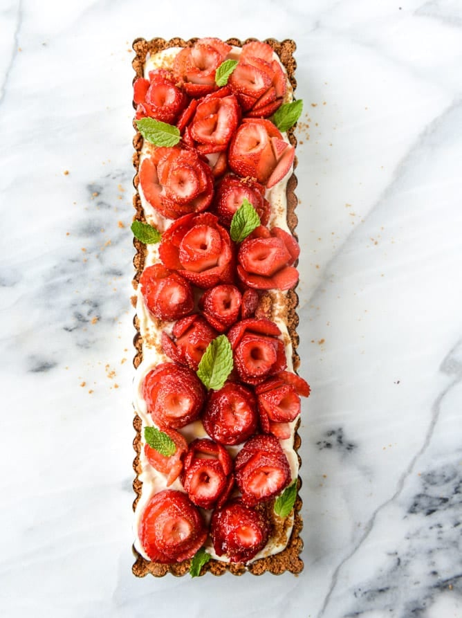 5 Ingredient Strawberry Rose Tart and 10 favorite recipes for Memorial Day Weekend I howsweeteats.com