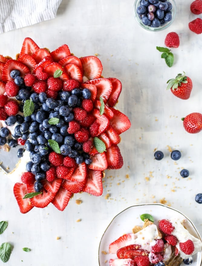 VIDEO TUTORIAL! no-bake cheesecake triple berry star tart I howsweeteats.com