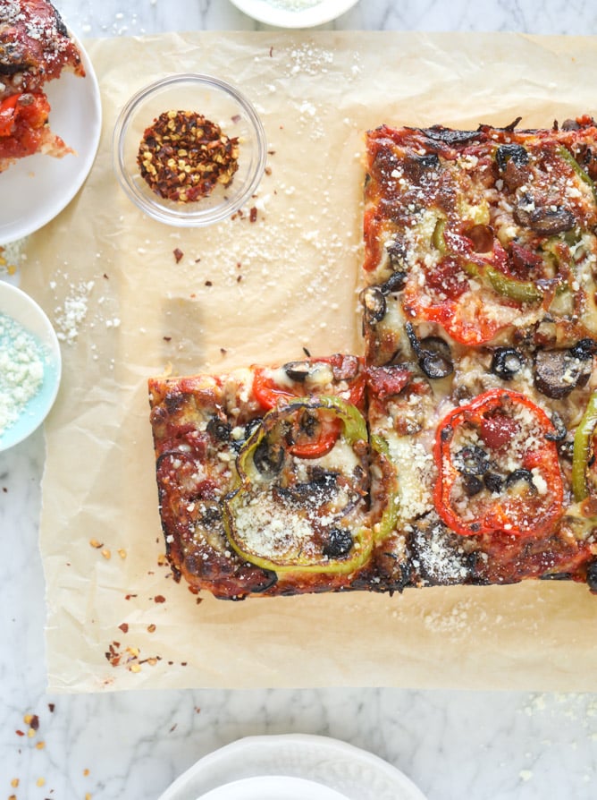 veggie supreme detroit style pizza I howsweeteats.com #detroitstyle #pizza #pizzasupreme #veggiepizza #vegetarian