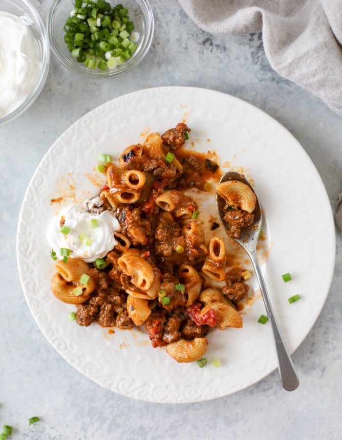 25 of my favorite easy dinners and back-to-school recipes! A fantastic mix of chicken, veggie and beef recipes that can made in 30 minutes or less. Perfect for back to school and weeknights when you need a super delicious but easy dinner. I howsweeteats.com #easy #dinners #back #to #school #recipes #healthy #30minute #meals