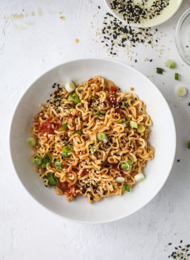 25 of my favorite easy dinners and back-to-school recipes! A fantastic mix of chicken, veggie and beef recipes that can made in 30 minutes or less. Perfect for back to school and weeknights when you need a super delicious but easy dinner. I howsweeteats.com #easy #dinners #back #to #school #recipes #healthy #30minute #meals
