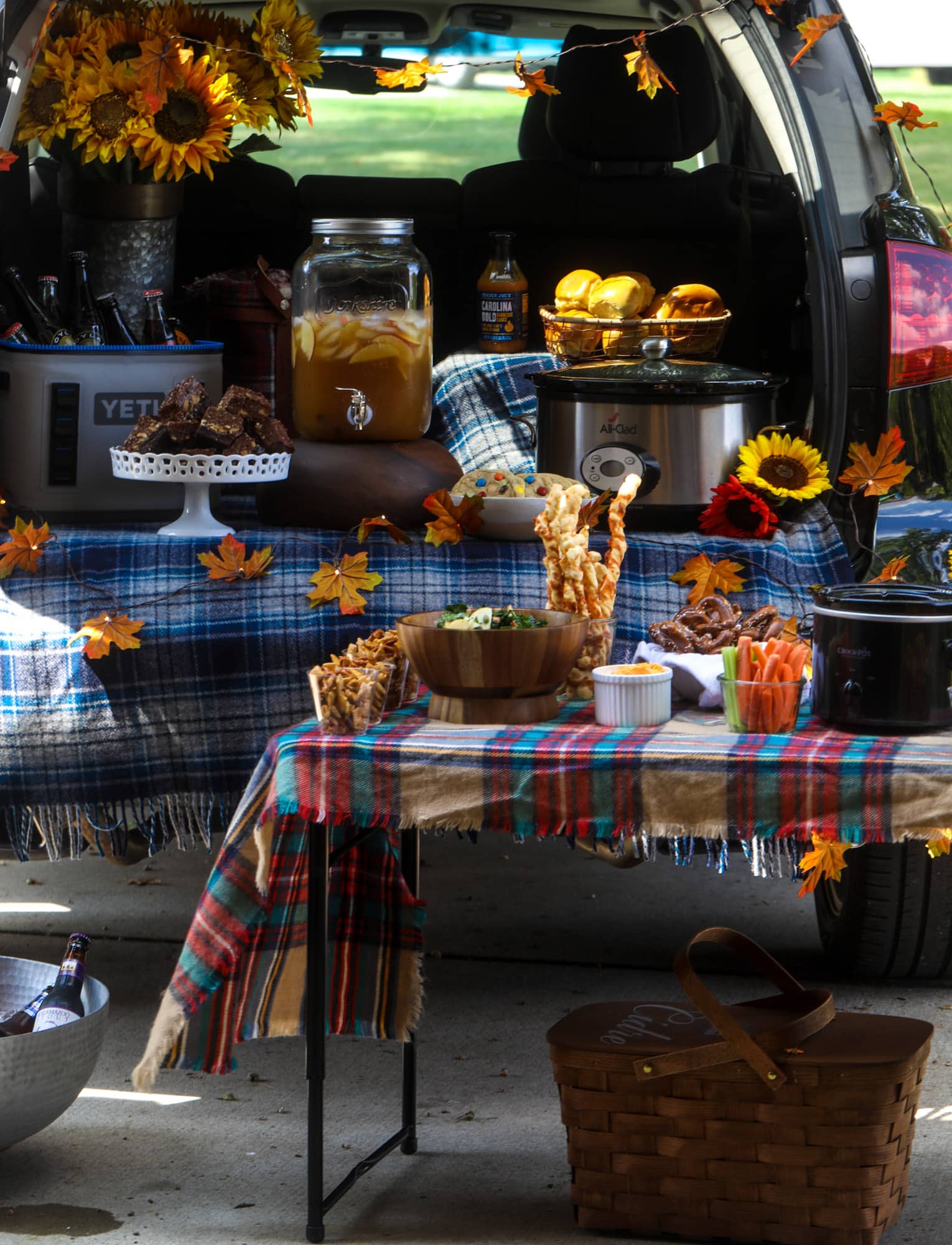 These are the best tailgating recipes right here! This tailgating menu contains some of the most popular recipes that are easily made ahead of time and taste delicious. Huge crowd pleasers for football season! I howsweeteats.com #tailgating #football #season #recipes #party #food