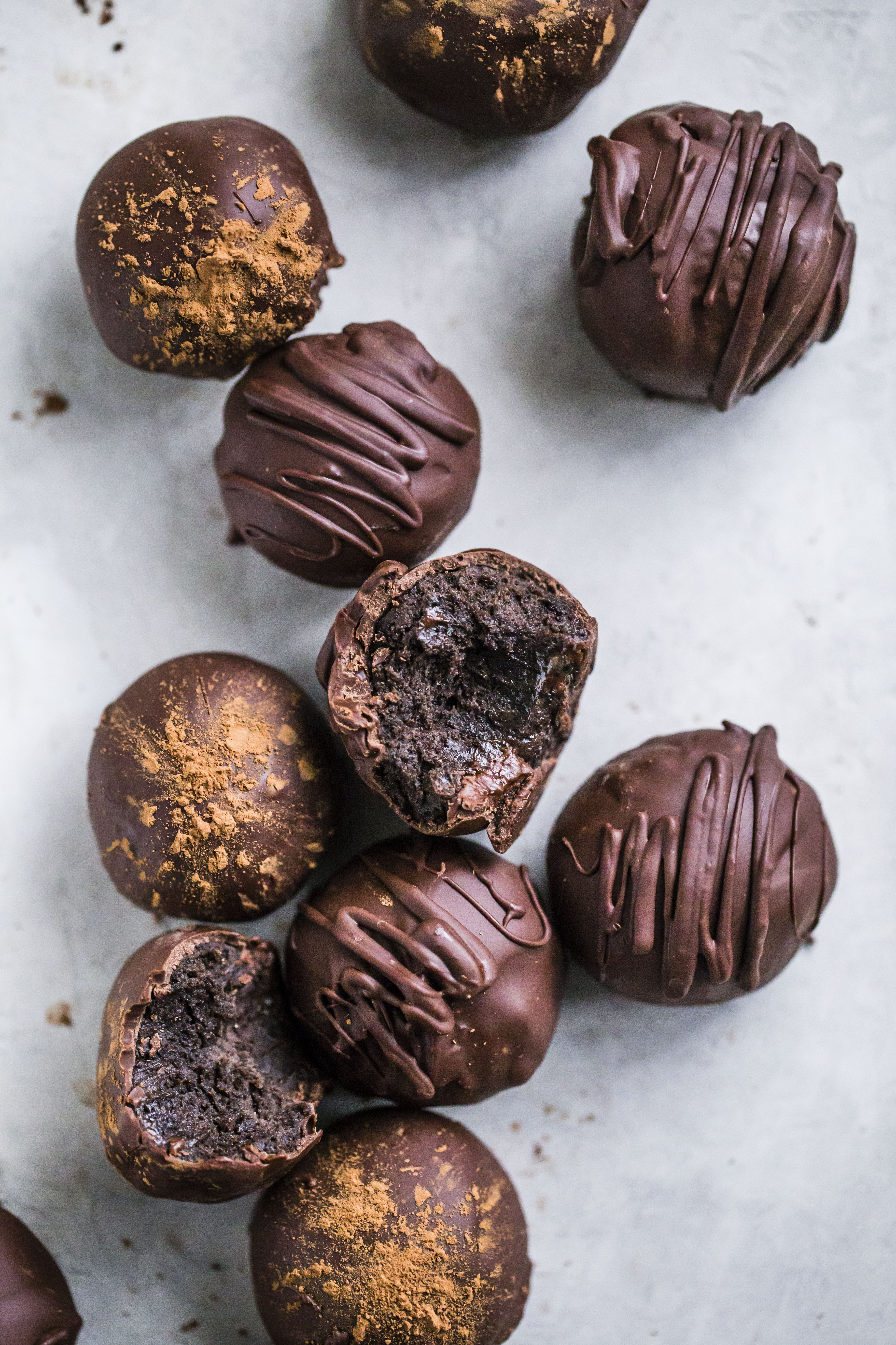 This list is made up of my 2018 best cookies to bake for Christmas and the holiday season! These are tried and true favorites that our friends and family love - ones we put on our cookie trays every single year! I howsweeteats.com #cookies #christmas #box