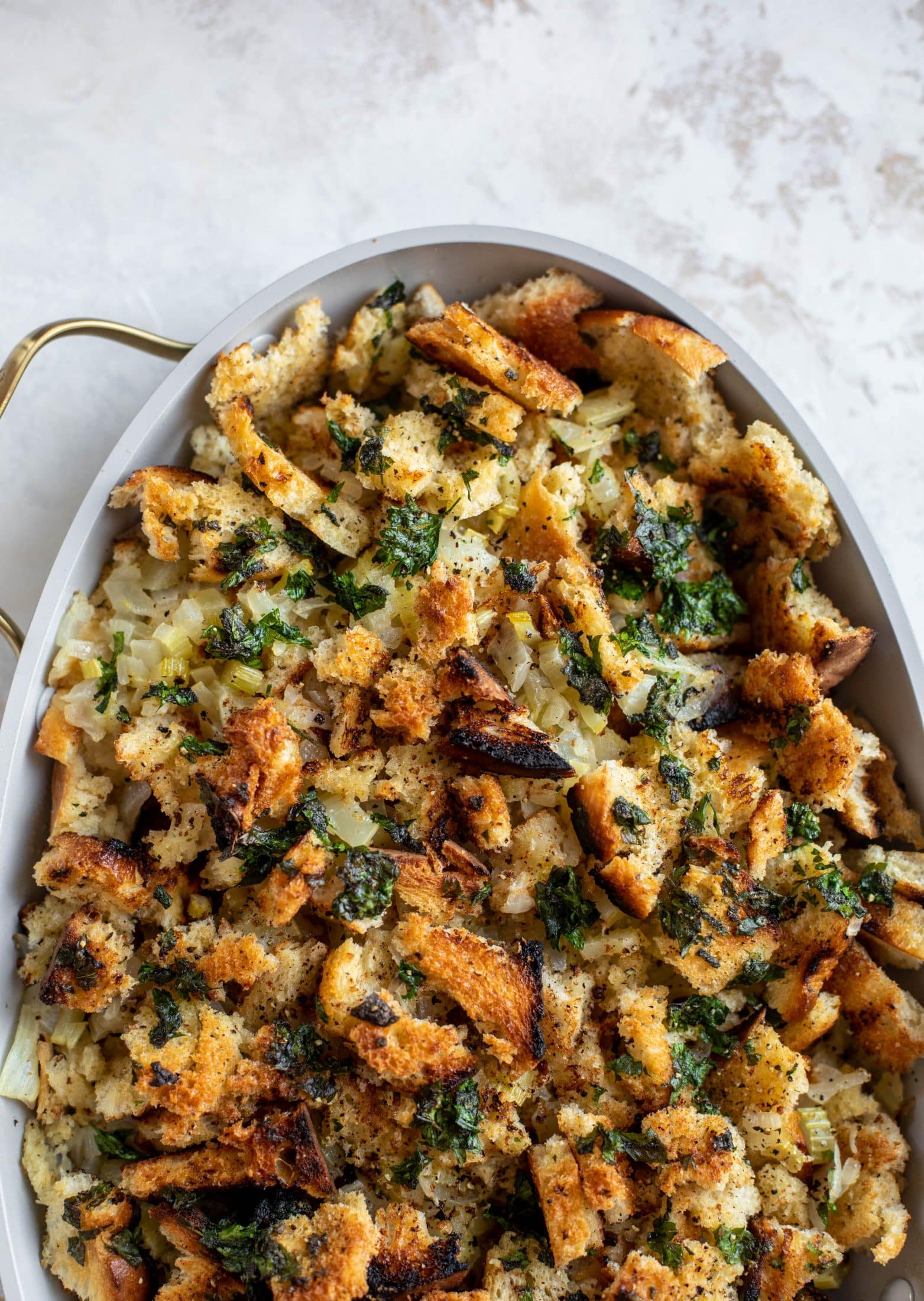Right here I'm sharing the best thanksgiving recipes you can find! Over 100 of my favorite recipes from salads and apps to dessert and cocktails.