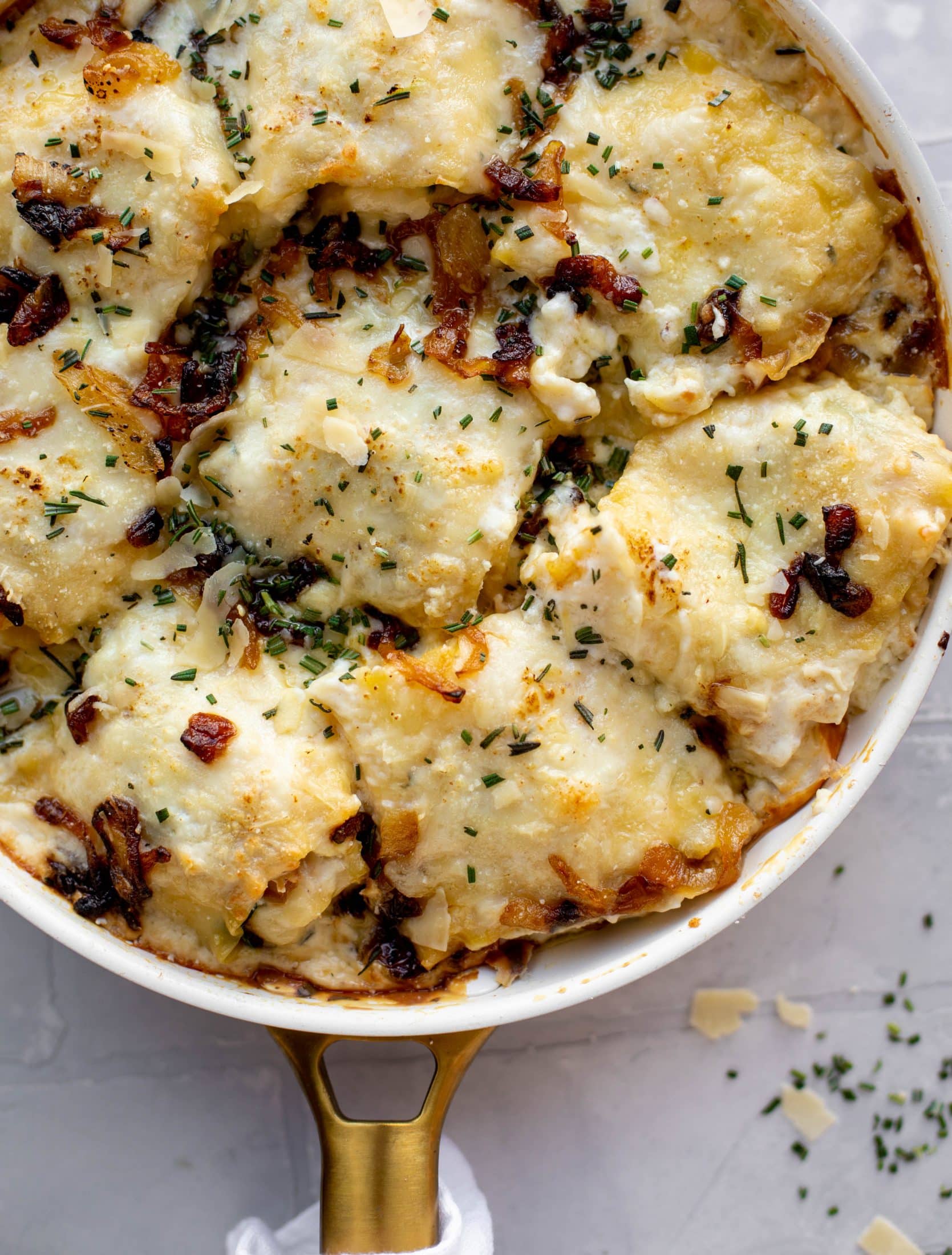 These french onion chicken lasagna roll ups are loaded with flavor! Creamy sauce, chicken, spinach, caramelized onions and gruyere cheese. Love!